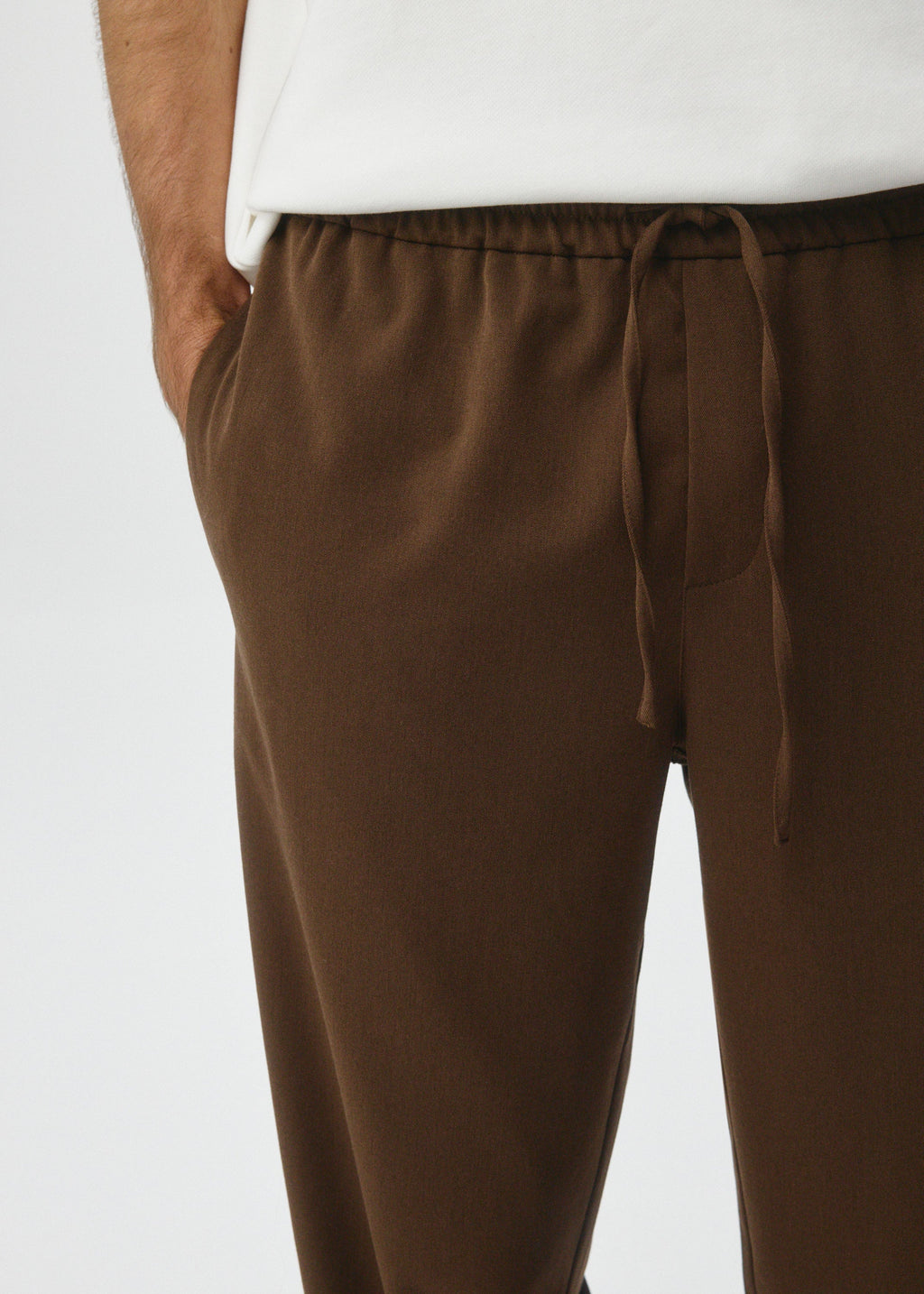 ELASTIC WAISTBAND SLIM FIT TROUSERS WITH MID RISE BROWN